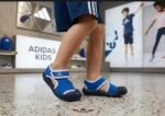 Sandale adidas bleu couture en blanc